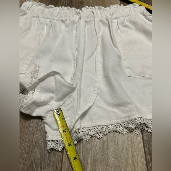 🛍️.Lace trimmed white 3 inches shorts with excellent condition. - Picture 7 of 7